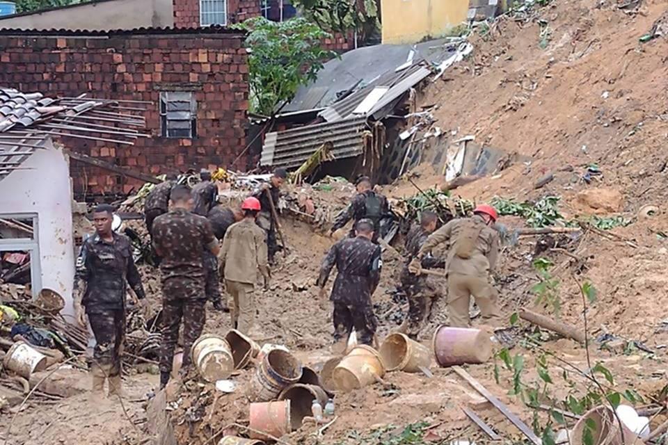 foto de soldados trabalhando em destroos em Pernambuco