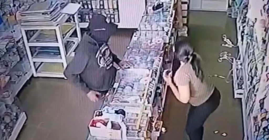 Vídeo: Câmera de segurança capta momento exato que vendedora de loja perde  sua vida de forma triste. 