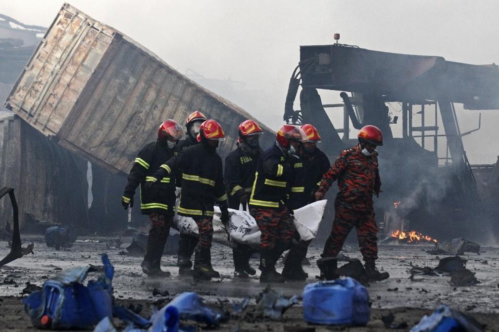 Equipes retirar corpo de vtima do incndio em depsito de contineres em Bangladesh Foto AFP