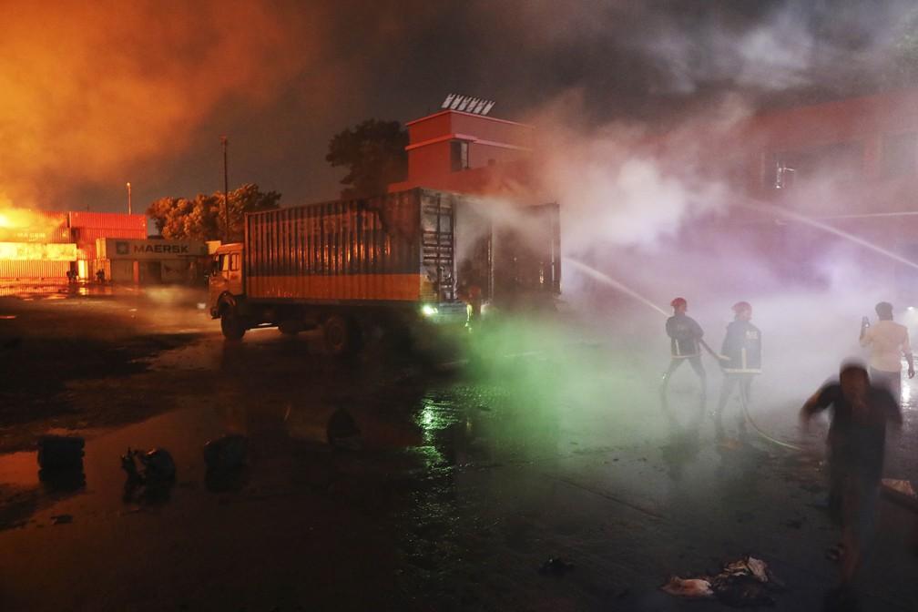 Bombeiros tentam combater chamar de exploso em continers em Chittagong Foto AP Photo