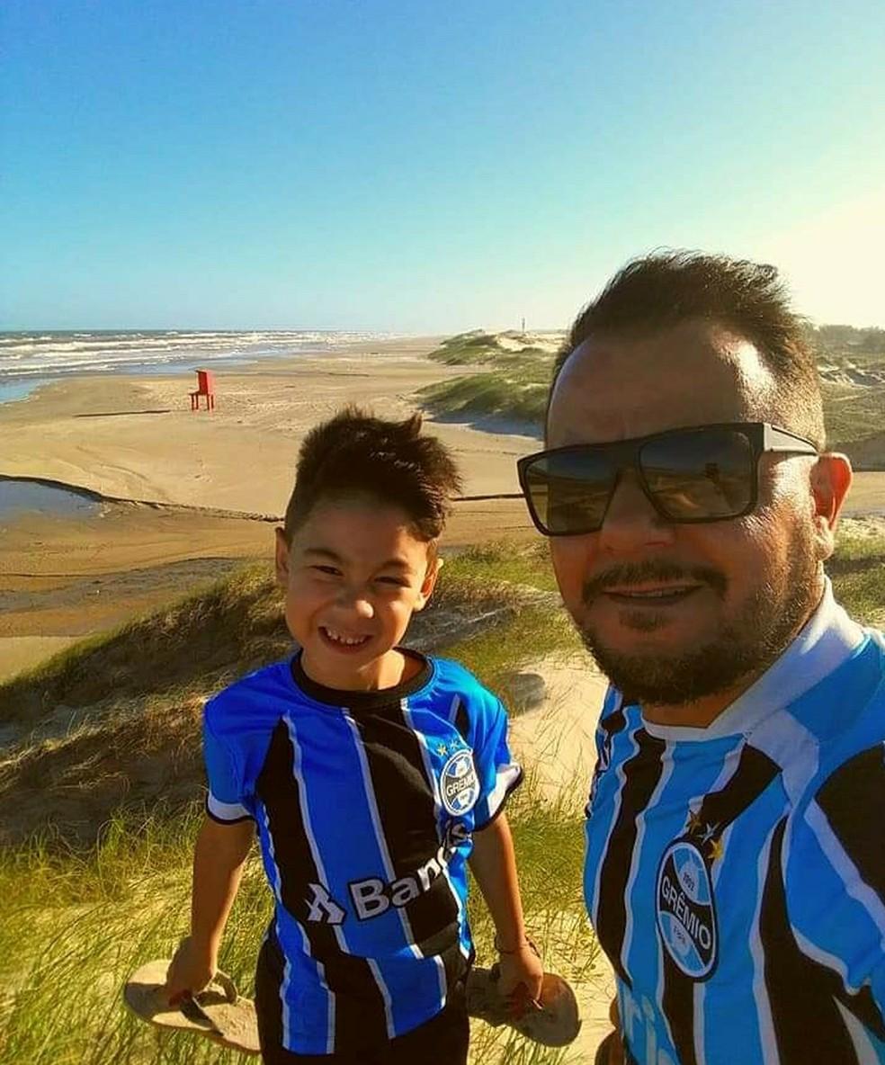 Rodrigo Medina Lopes 45 anos e Bruno filho adotado por ele aps morte da ex Foto Arquivo Pessoal