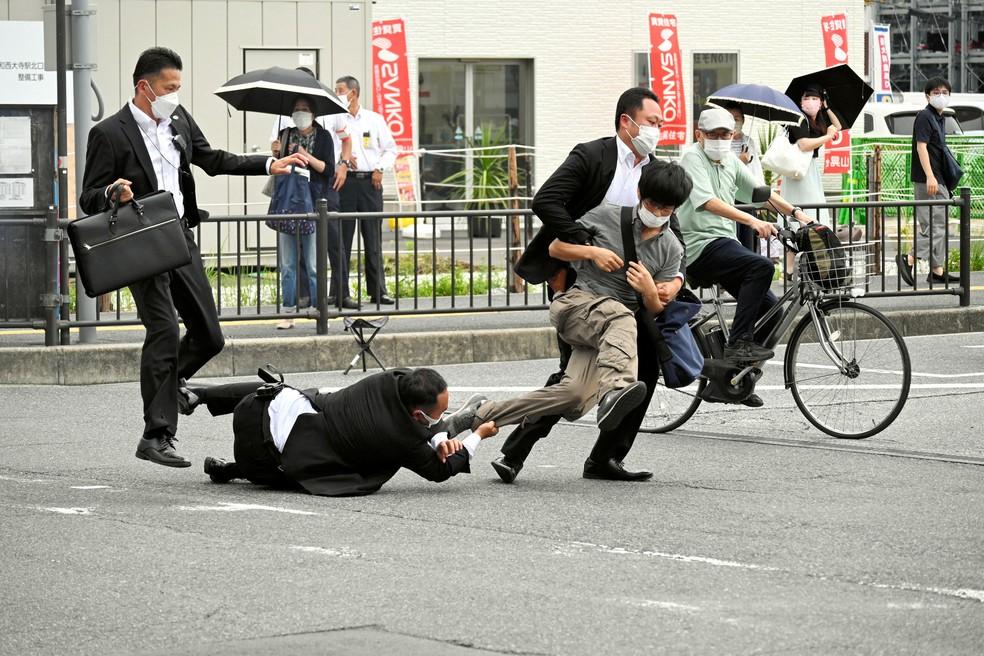 Suspeito de cometer ataque contra o ex-premi do Japo interceptado por seguranas aps disparo Foto The Asahi Shimbunvia REUTERS