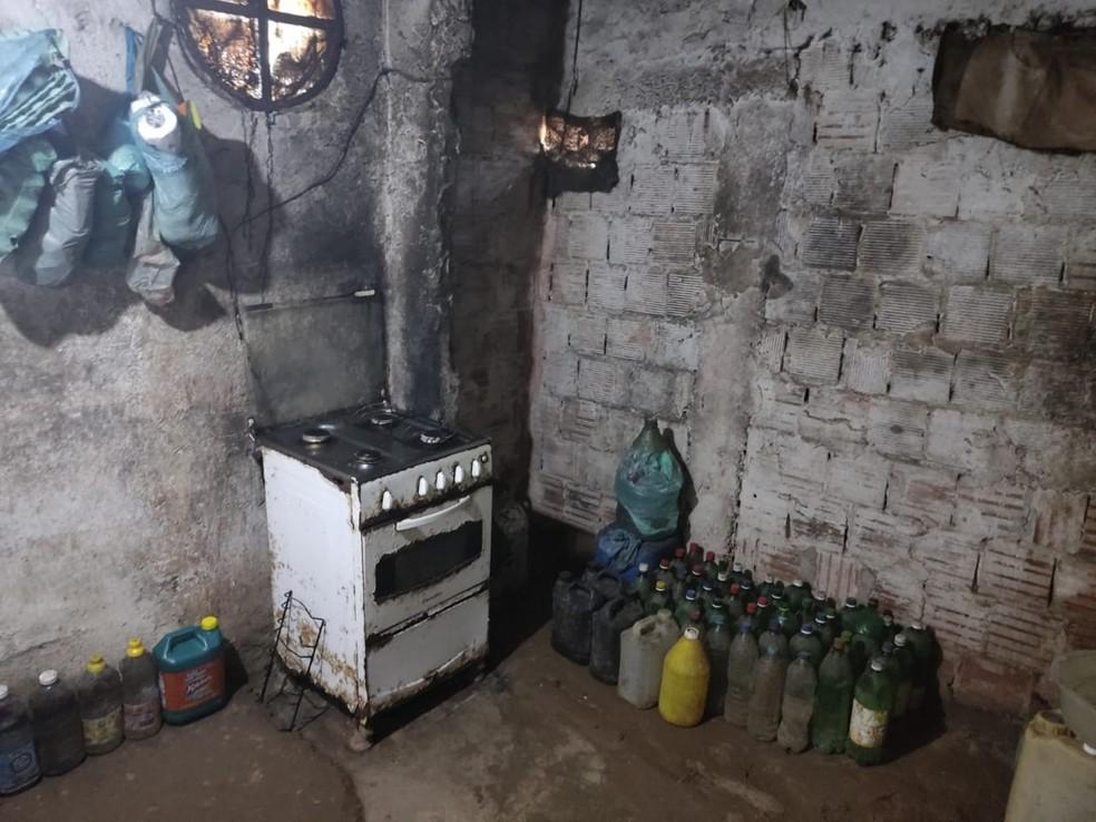 Cozinha da casa onde pessoas eram mantidas em crcere privado na Zona Oeste do Rio Foto Divulgao
