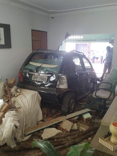 Carro que invadiu residncia em Uberlndia MG - Divulgao
