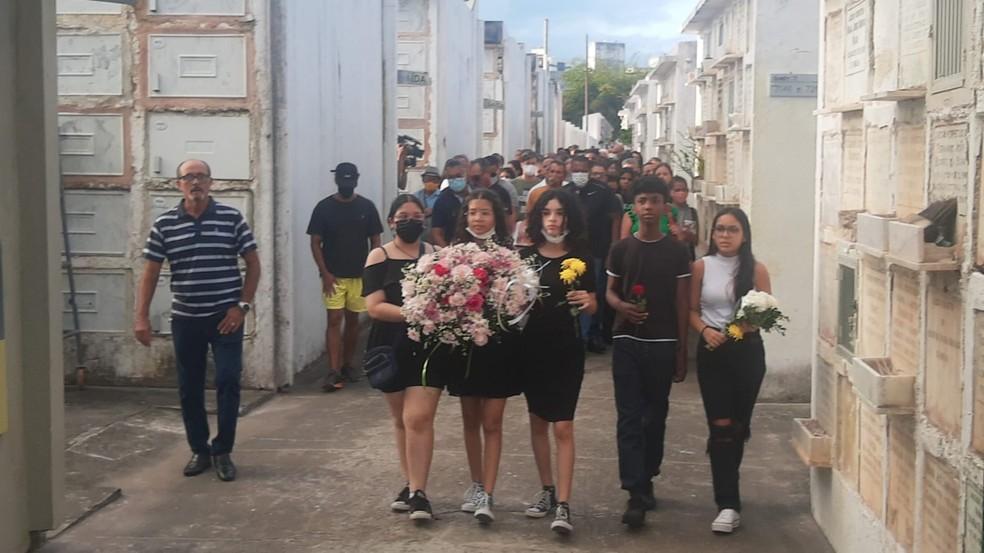Corpo de adolescente de 15 anos morta durante assalto em Salvador enterrado Foto Felipe OliveiraTV Bahia