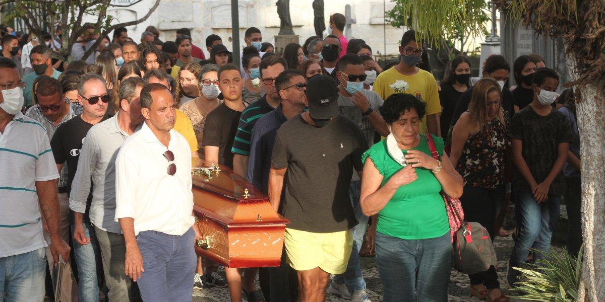 Corpo de menina Cristal enterrado sob forte comoo em Salvador