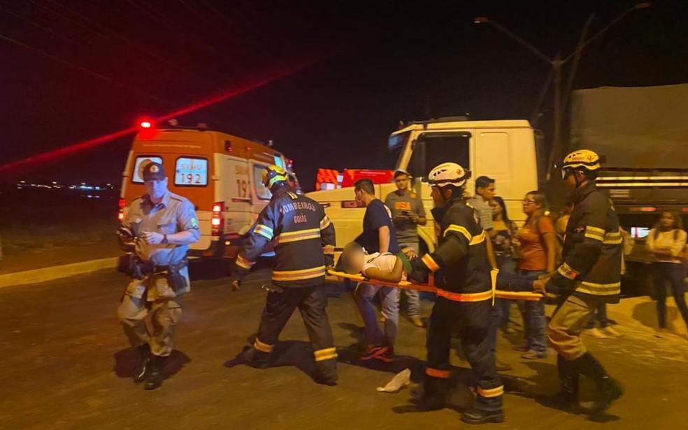 Bombeiros socorrem estudantes feridos em acidente entre nibus e carreta em Itumbiara Gois Foto ReproduoCorpo de Bombeiros