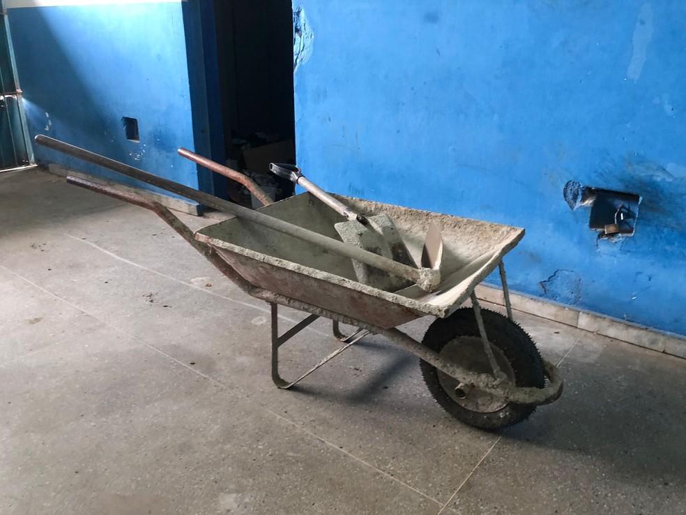 Carro de mo que teria sido usado por suspeito para levar corpo da vtima de assassinato em Canguaretama at terreno baldio Foto Vincius MarinhoInter TV Cabugi