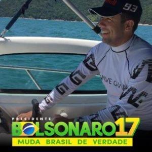 foto colorida de homem de jaqueta branca com edio escrita Bolsonaro 17