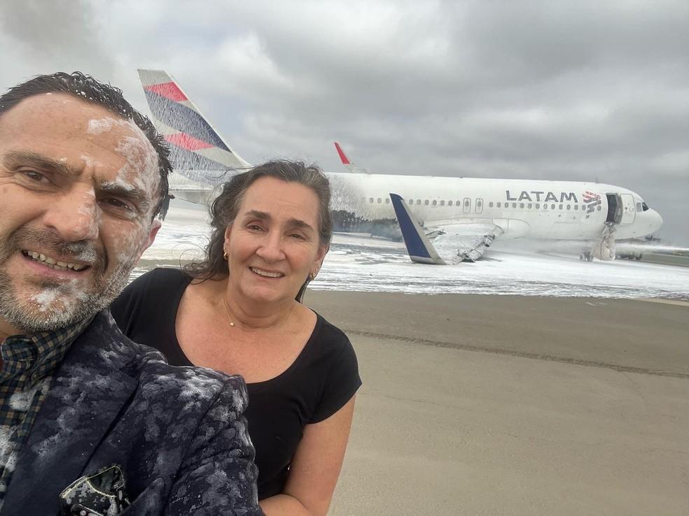 Foto compartilhada por Enrique Varsi-Rospigliosi passageiro do avio logo aps sair da aeronave Foto ReproduoTwitter enriquevarsi