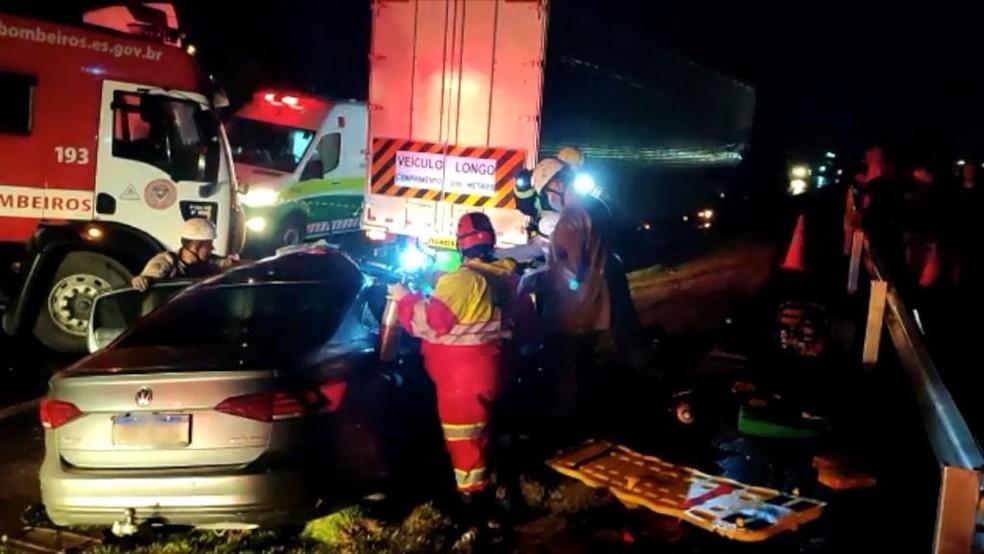 Carro com a famlia se envolveu em acidente com carreta no km 339 da BR-101 em Guarapari esprito Santo Foto ReproduoTV Gazeta