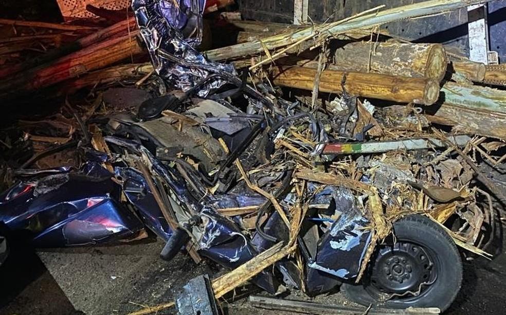 Cinco pessoas morrem em acidente entre carros e caminho carregado de madeira Foto PRE